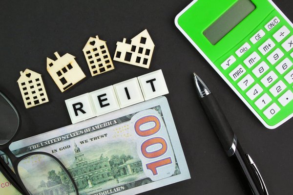 Quali sono i vantaggi degli investimenti in REIT (Real Estate Investment Trust)?